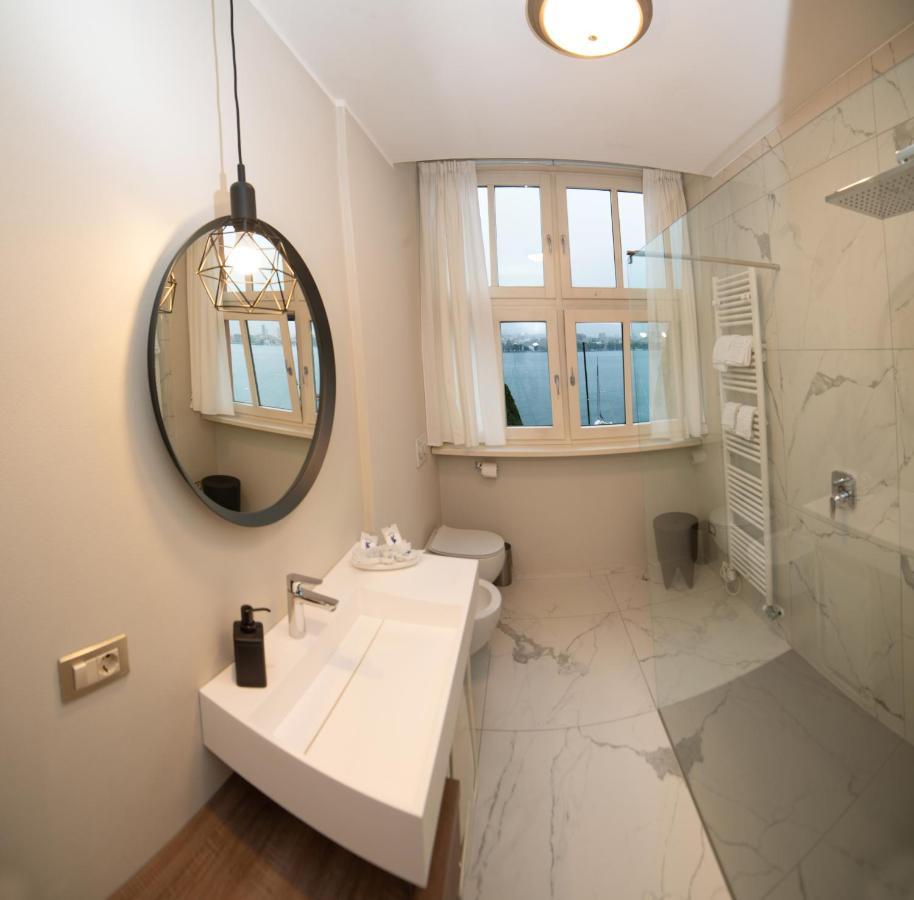 Little Marina Apartment Malgrate Exterior photo